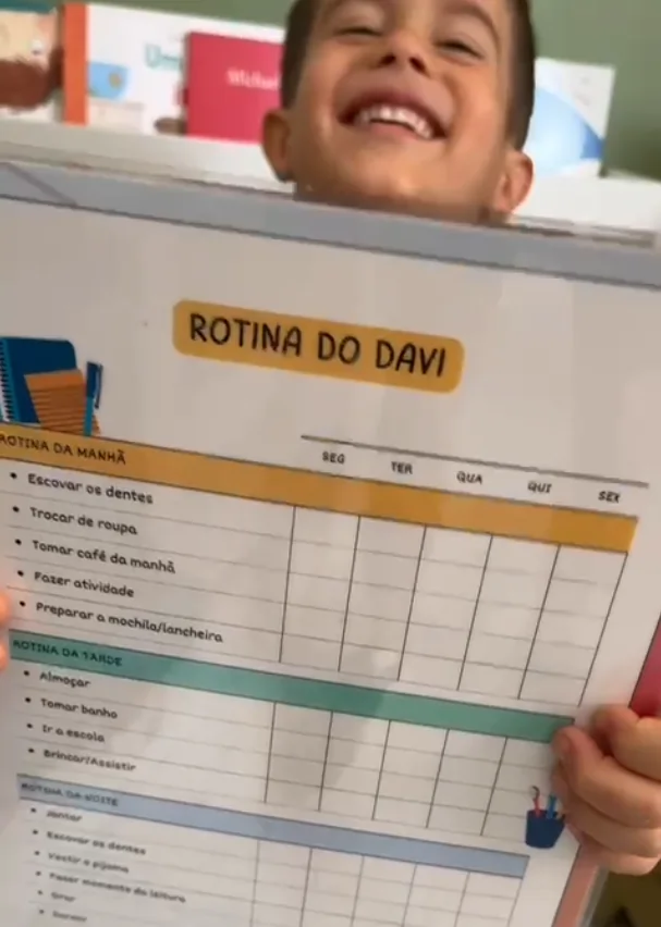 Criança mostrando o checklist Rotina do Davi